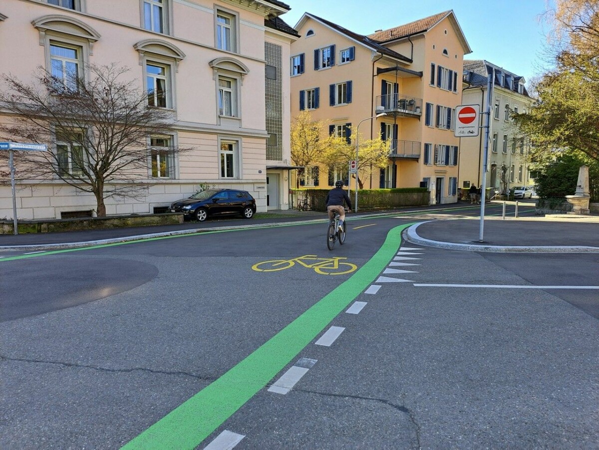 Zürich: Mühlebachstrasse - Zollikerstrasse, Velovorzugsroute mit Randmarkierung